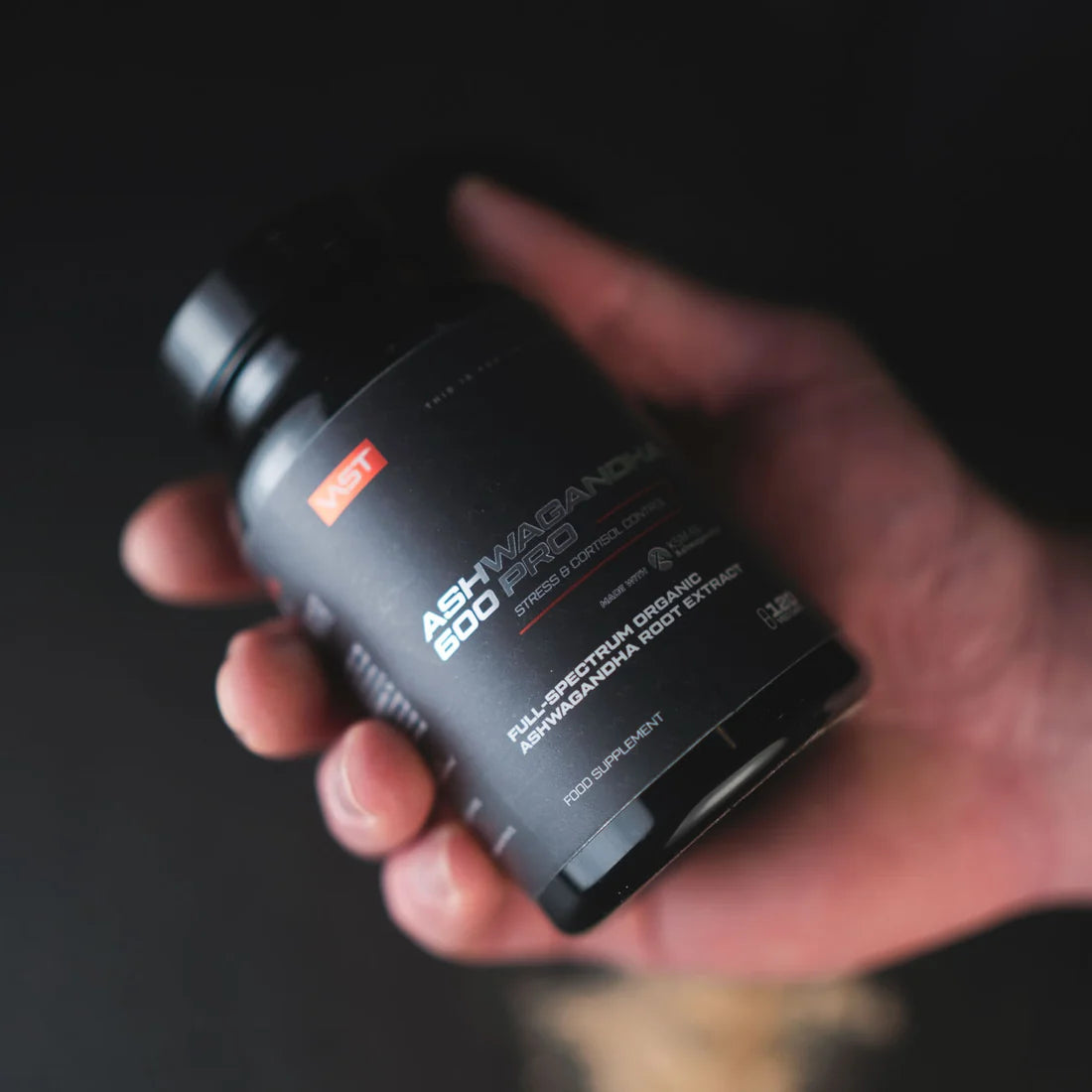 VAST Ashwagandha 600 PRO KSM-66® vegane Kapseln für Schlaf und Erholung, zeigt die Verpackung und Kapseln.