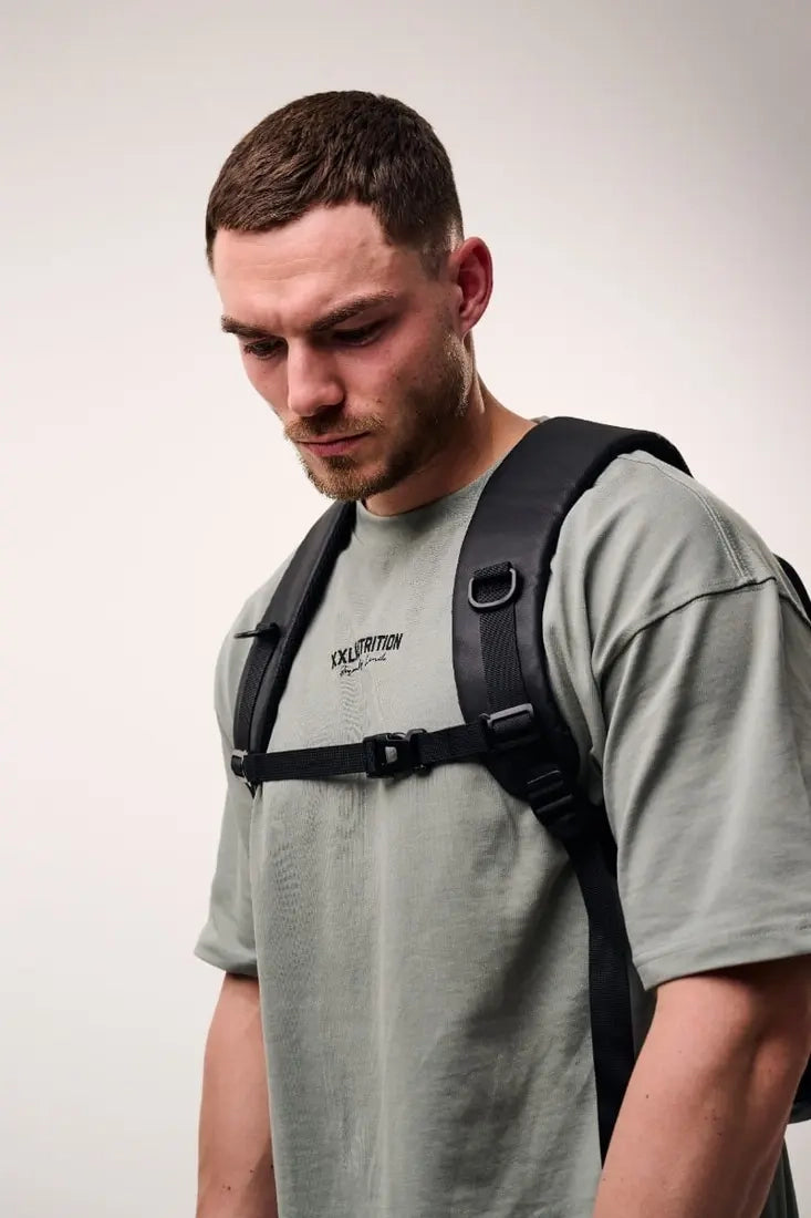 Großer XXL Nutrition Rucksack 2.0, erweiterbarer Fitness- und Lifestyle-Rucksack mit mehreren Fächern und verstellbarem Tragegurt.
