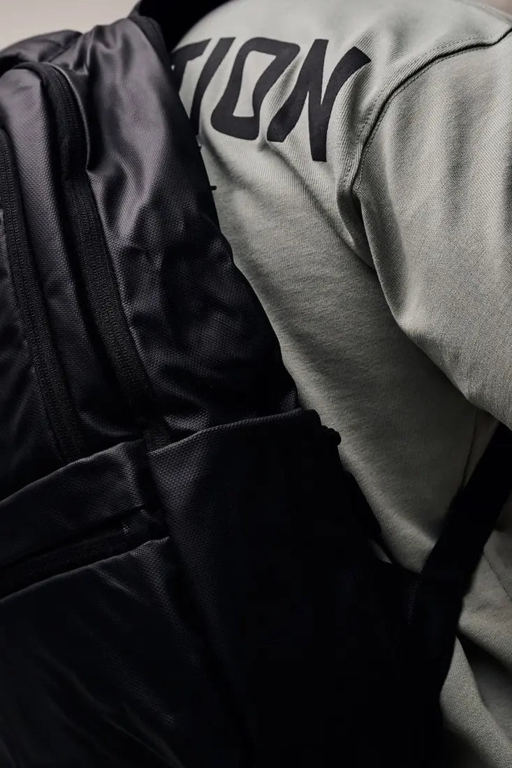 Großer XXL Nutrition Backpack 2.0, erweiterbarer Fitness- und Lifestyle-Rucksack, aus robustem Material, mit mehreren Fächern.