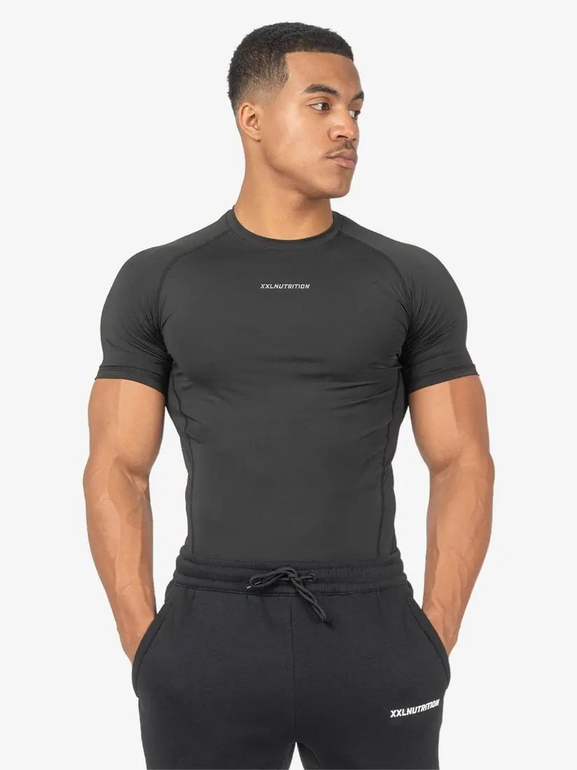 Schwarzes XXL Nutrition Kompressions-T-Shirt, eng anliegendes Fitness-Shirt für Sport und Training, bequem und atmungsaktiv.