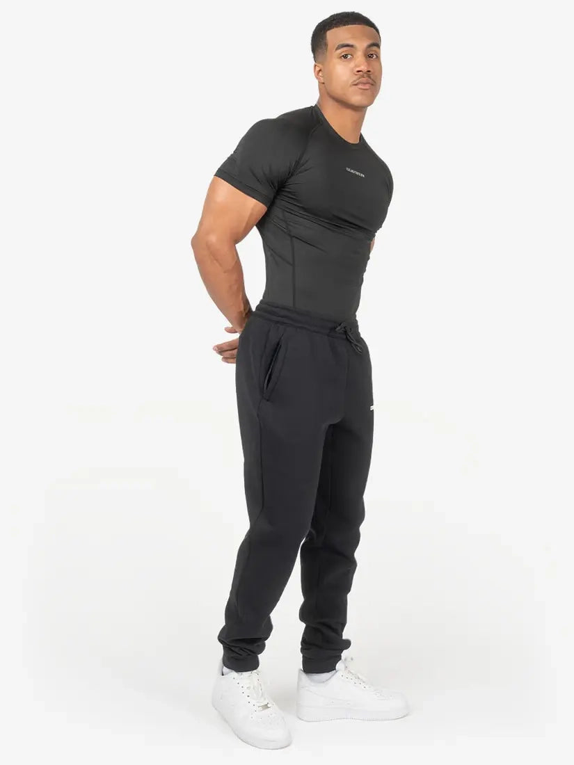 Schwarzes XXL Nutrition Kompressions-T-Shirt, eng anliegend, aus atmungsaktivem Material, für sportliche Aktivitäten.