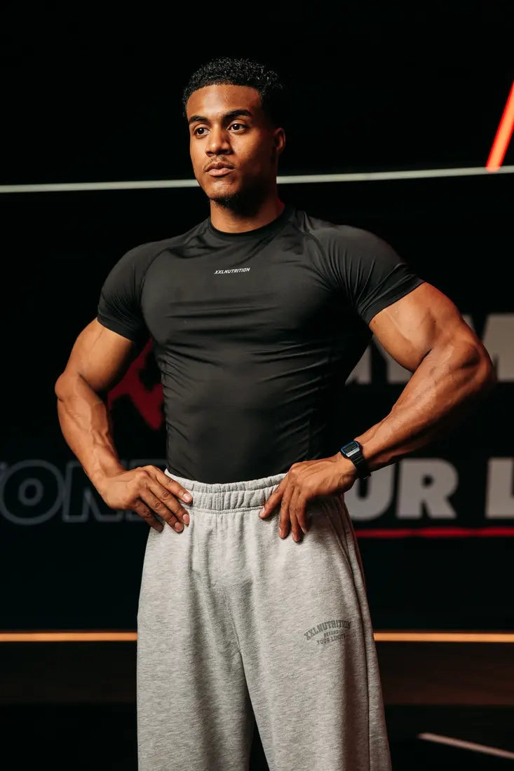 Schwarzes XXL Nutrition Kompressions-T-Shirt aus atmungsaktivem Material, eng anliegend für optimale Muskelunterstützung.