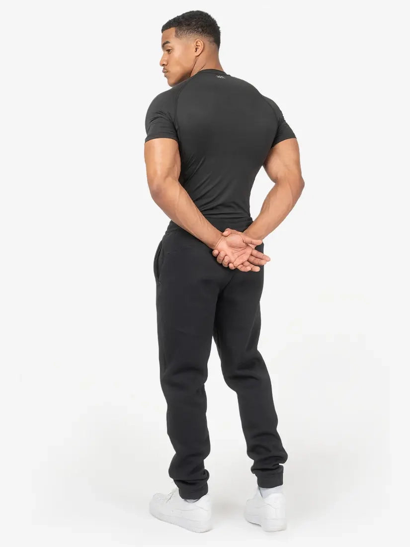Schwarzes XXL Nutrition Kompressions-T-Shirt aus atmungsaktivem Material, eng anliegend für sportliche Aktivitäten.