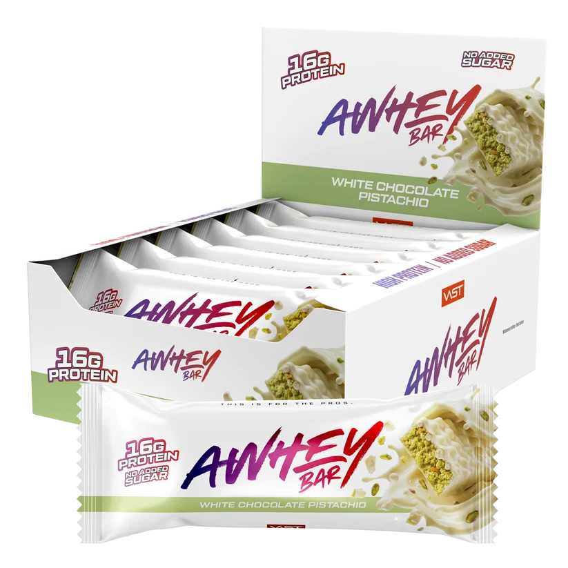 VAST AWhey Bar Proteinriegel mit weißer Schokolade und Pistazien, 50 g, in einer offenen Verpackung sichtbar
