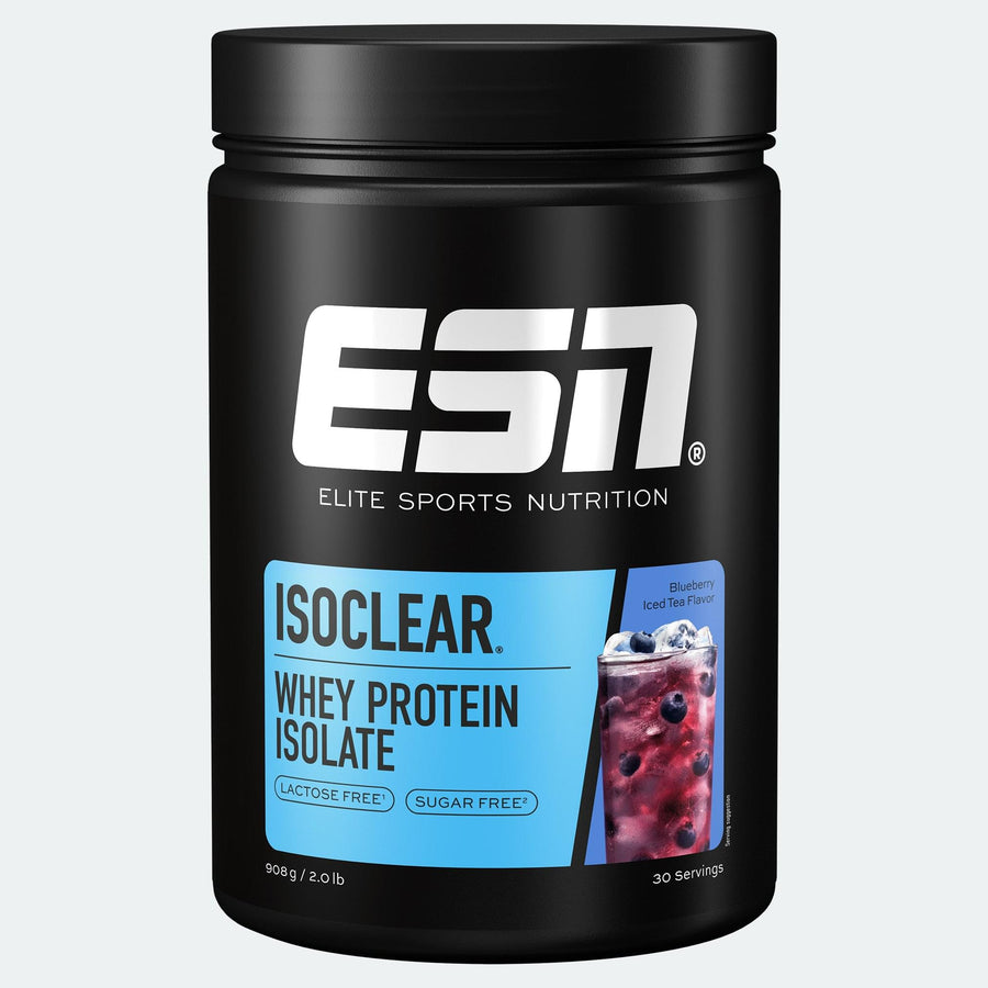 ESN Isoclear Whey Protein Isolat Blueberry Iced Tea in einem transparenten Becher mit blauem Pulver.