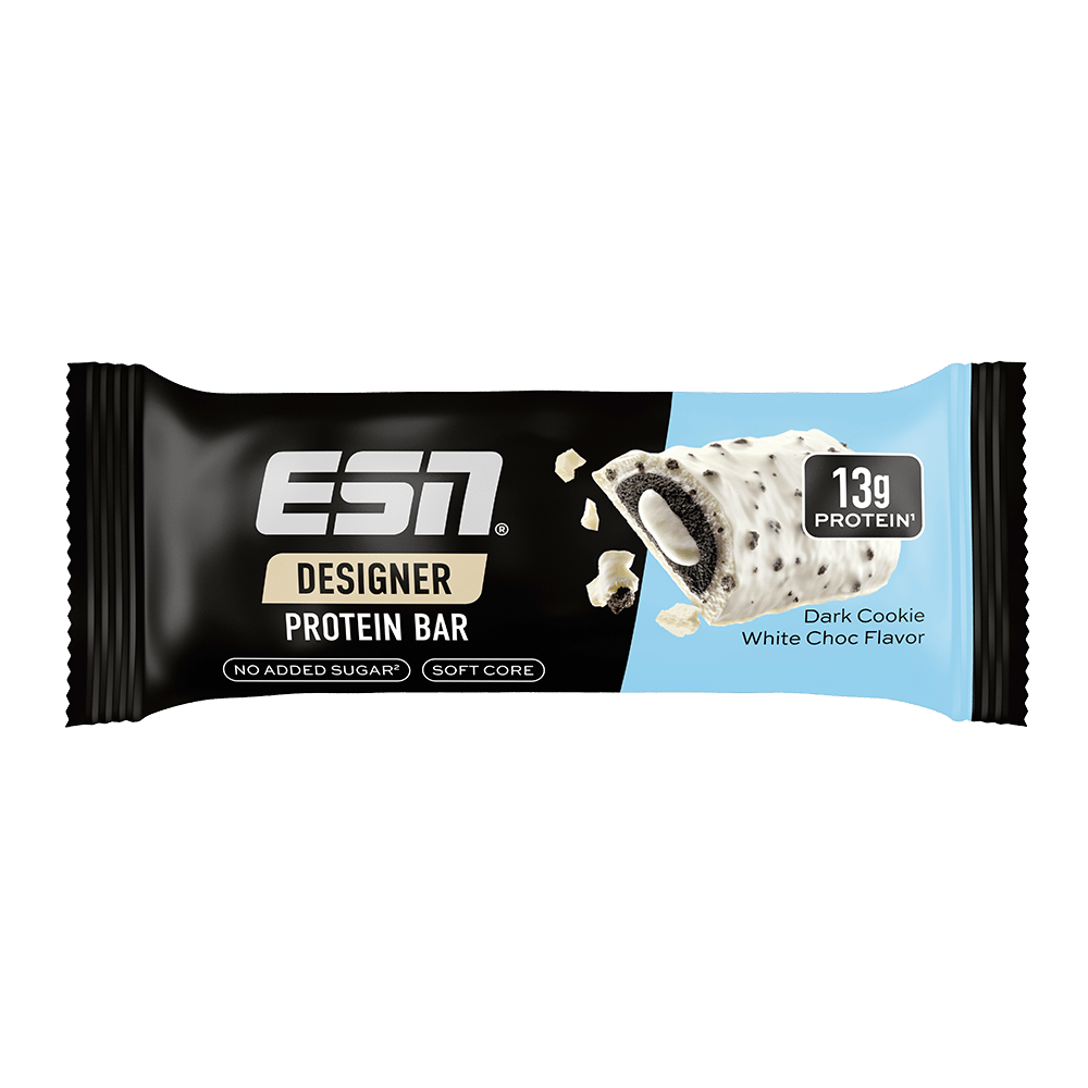 ESN Designer Bar Proteinriegel mit Erdbeer-Joghurt-Geschmack, zeigt den Riegel in Verpackung mit Erdbeeren und Joghurt.
