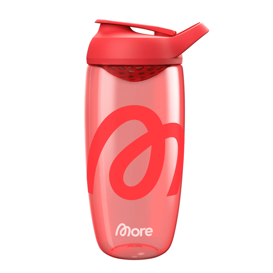 Roter MORE NUTRITION Premium Shaker aus langlebigem Kunststoff mit Schraubverschluss und Messskala für Protein-Getränke.