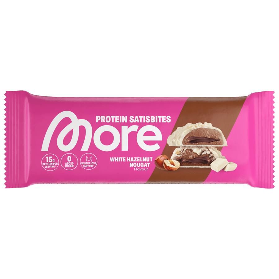 Mehr Protein Satisbites White Hazelnut Nougat Riegel von MORE NUTRITION, mit weißer Haselnuss-Nougat-Füllung und Nussstücken.