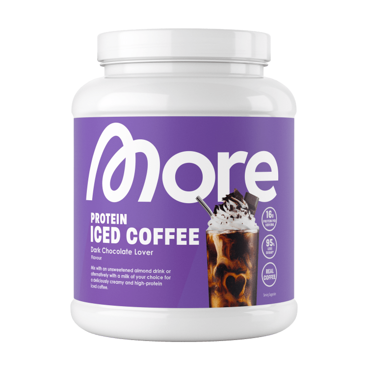 Protein Kaffee "Dark Chocolate Lover" von MORE NUTRITION, kalter Kaffee mit dunkler Schokoladennote und Proteinen, im Glas serviert