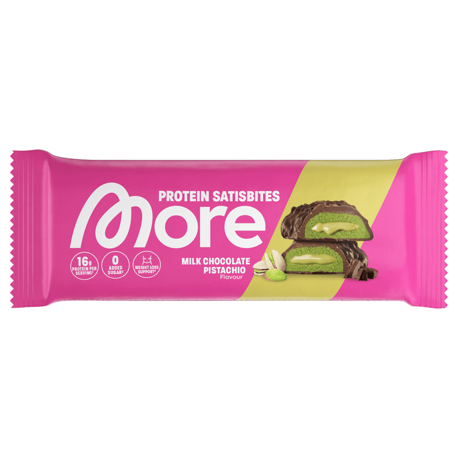 Protein-Riegel Satisbites mit Milchschokolade und Pistazien von MORE NUTRITION, gekrümmt und verführerisch auf dem Bild.