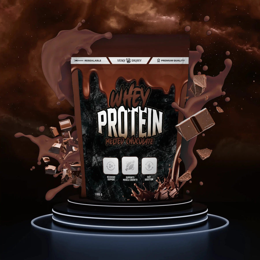 VEINY GALAXY WPC 80 Molkenprotein in Schokoladengeschmack, cremige Textur, sichtbarer Whey Protein Pulver in Schale