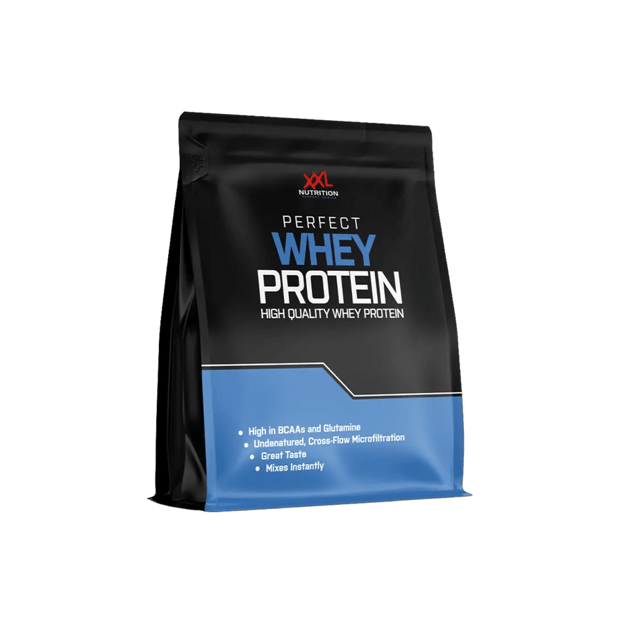 XXL Nutrition Perfect Whey Protein in einer Schüssel mit Pulver, ideal für Muskelaufbau und Fitness, in schwarzer Verpackung