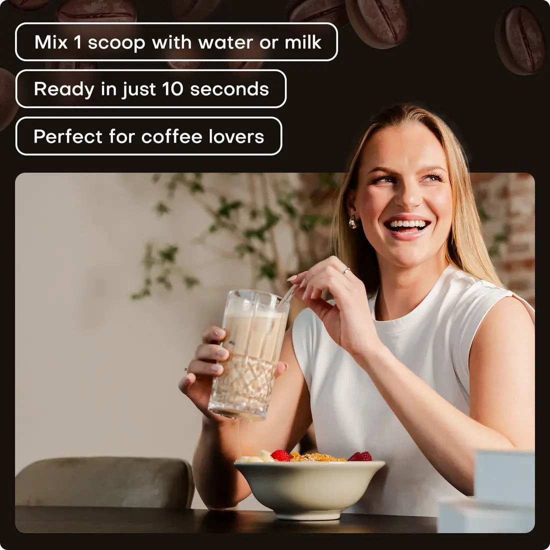 XXL Nutrition Protein Iced Coffee in einem Glas, mit Eiswürfeln und Kaffee, zeigt das erfrischende Protein Kaffee Getränk.