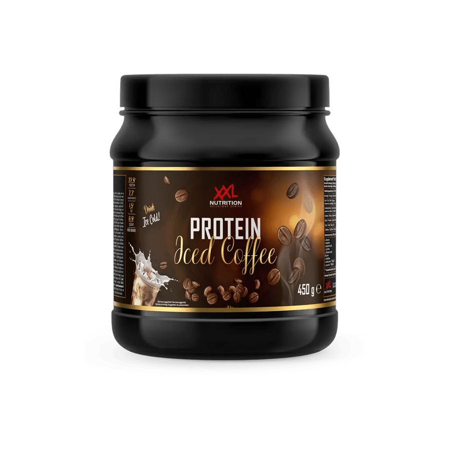 XXL Nutrition Protein Iced Coffee in einem klaren Glas mit Eiswürfeln und Kaffee, ideal für proteinreiche Erfrischung.