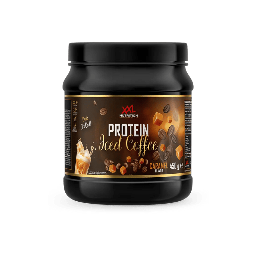 XXL Nutrition Protein Iced Coffee Karamell in einem Glas mit Eiswürfeln und Karamellgeschmack, kalt serviert, erfrischender Protein Kaffee.