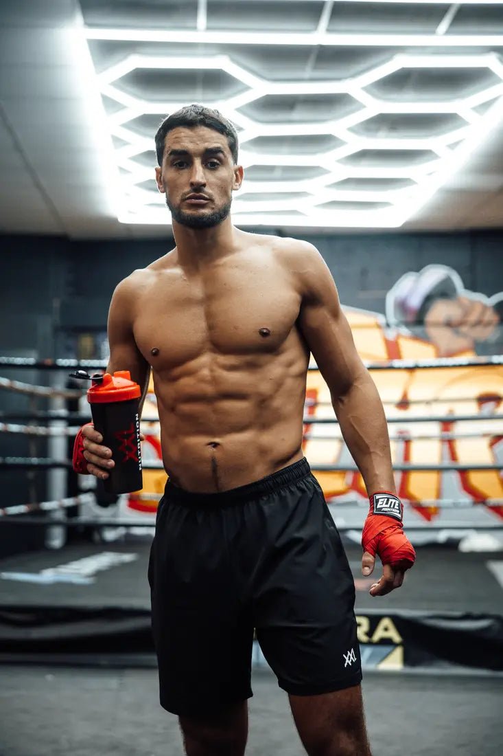 XXL Nutrition Shaker, 800ml, aus robustem Kunststoff, mit Drehverschluss und Messbecher, ideal für Protein- und Fitness-Getränke.