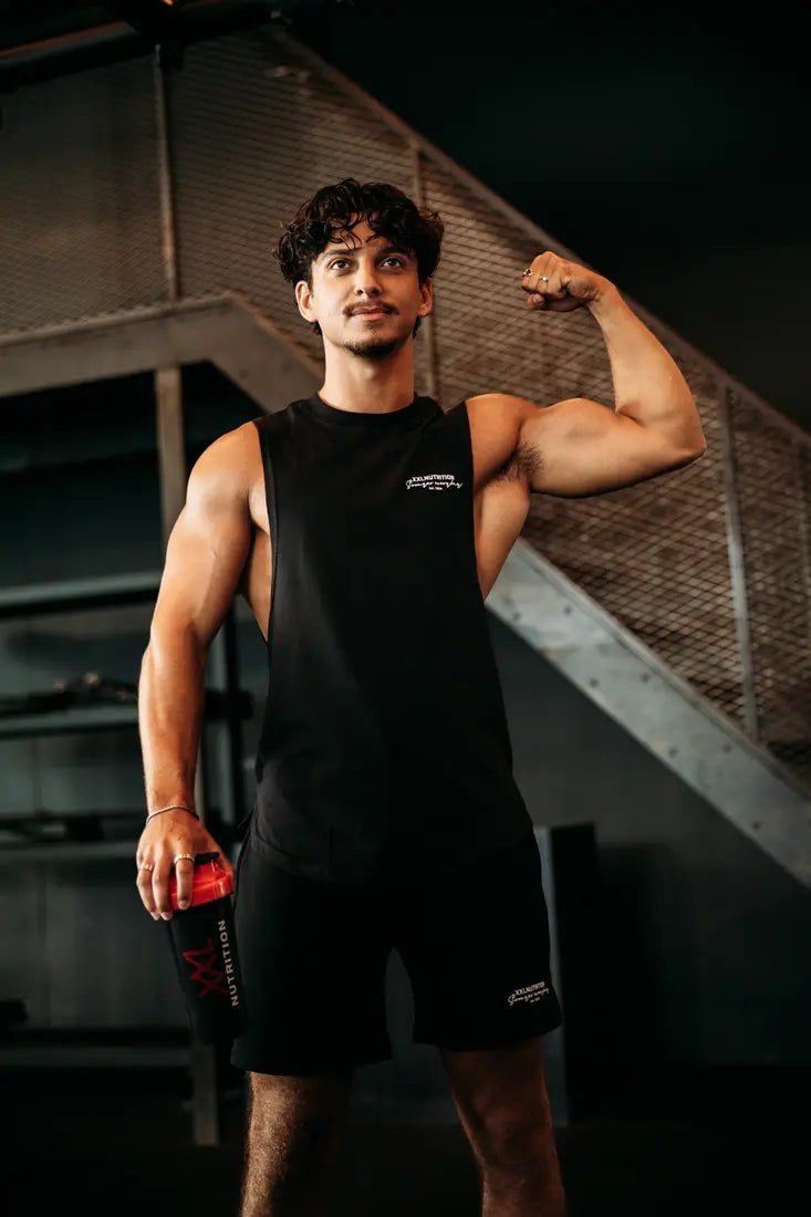 XXL Nutrition Shaker 800ml, langlebiger Mixerbecher für Protein und Sportgetränke, mit langlebigem Deckel und praktischem Griff.